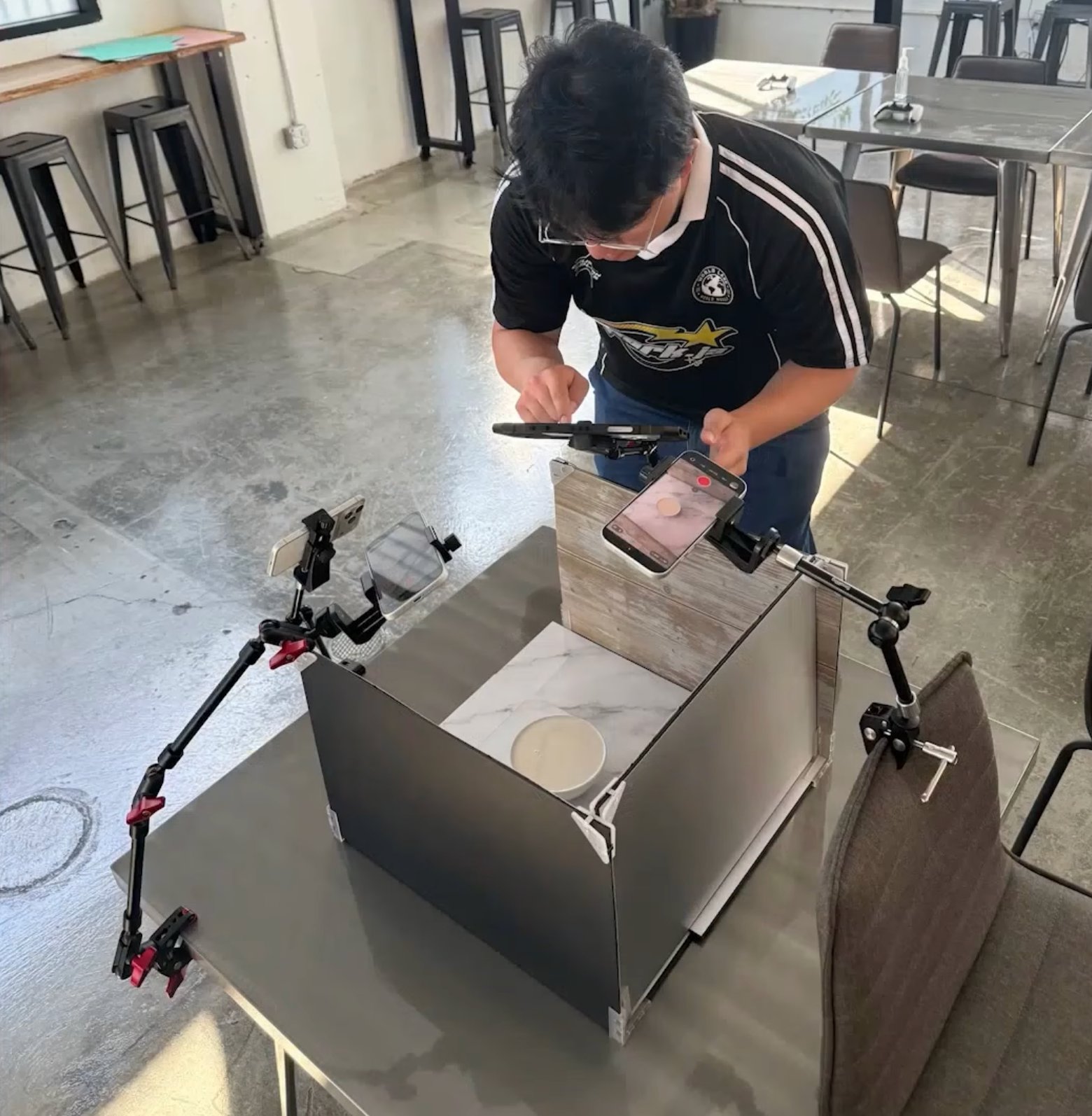 三部手机架在魔术臂上拍摄牛奶皇冠